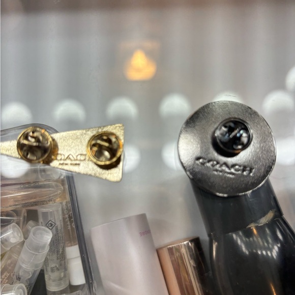 Coach pins - Picture 2 of 3